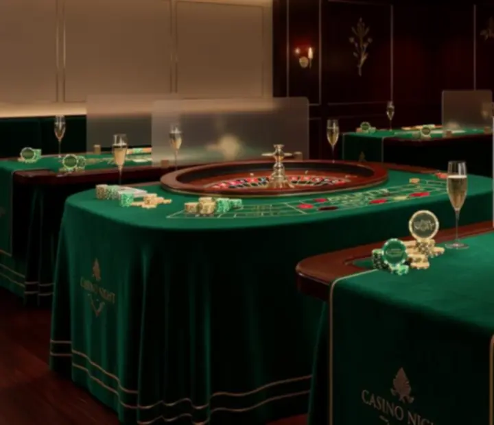 Vue aérienne de tables de jeu haut-de-gamme installées dans un restaurant gastronomique intimiste, avec jetons personnalisés et lumière feutrée.
