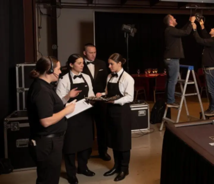 Équipe d’animation en coulisses préparant un événement casino en restaurant