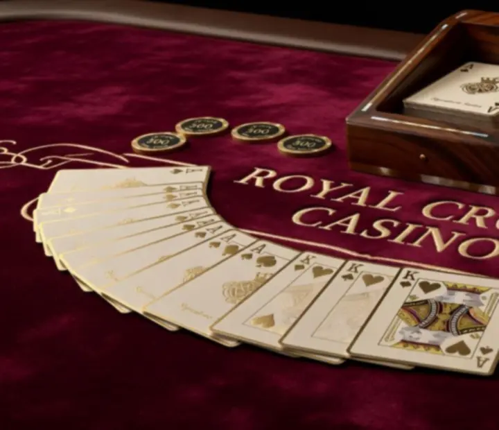 Détail des équipements casino : tapis, jetons, cartes et accessoires signature Aube Cedre.