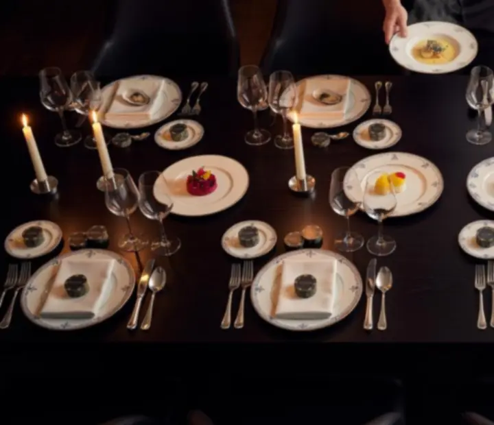Table dressée pour un dîner gastronomique en plusieurs services avec ambiance casino ludique